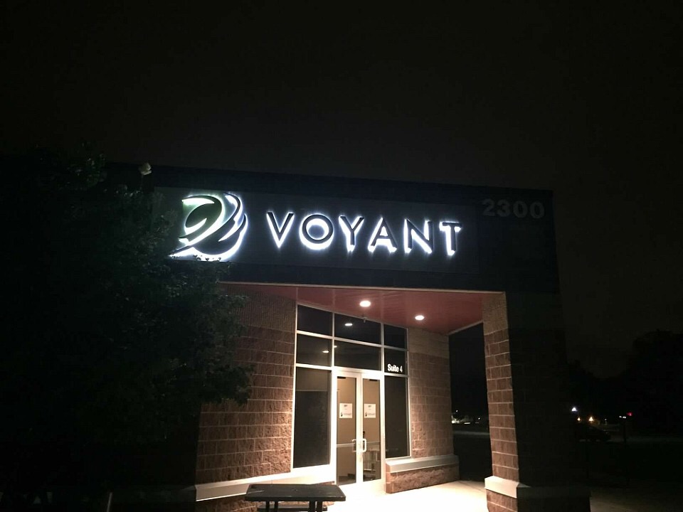 Voyant Signs